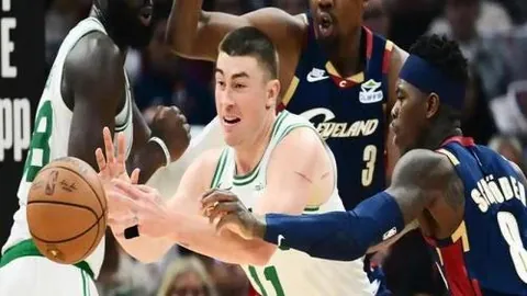 AC米兰1-2那不勒斯意甲第7轮 吉鲁破门难挽败局 卡卢错失良机